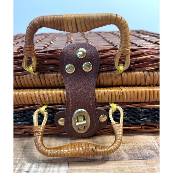 Vintage Woven Rattan Picnic Basket With Leather Clasp And Wrapped Handles - Picture 3 of 5